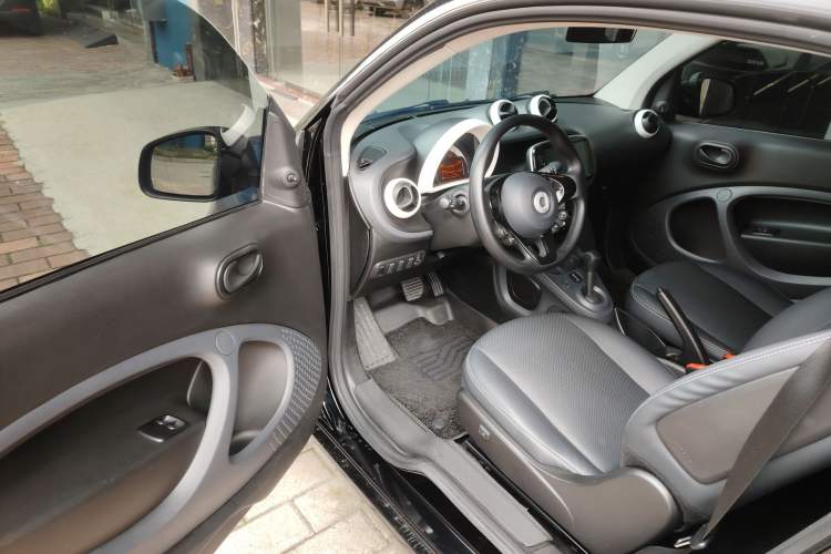 Used smart fortwo 2015 1.0L 52 kW hardtop Dynamic version
