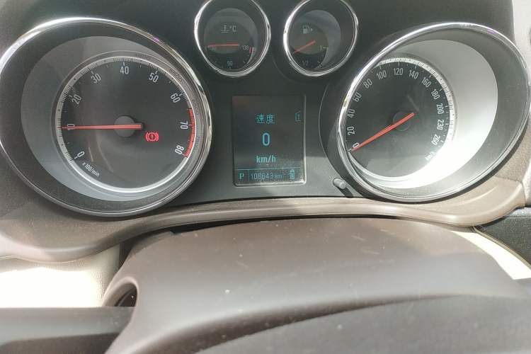 Used Buick Regal 2014 2.0L Leading Fashion Edition Odometer Close Up