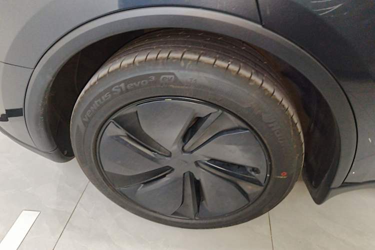 Used Tesla Model Y 2025 Long-Range All-Wheel-Drive Version Right Rear Wheel Hub