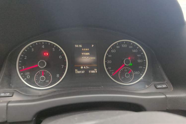 Used Volkswagen Tiguan 2015 1.8TSI Automatic Two-Wheel Drive Luxury Model Odometer Close Up