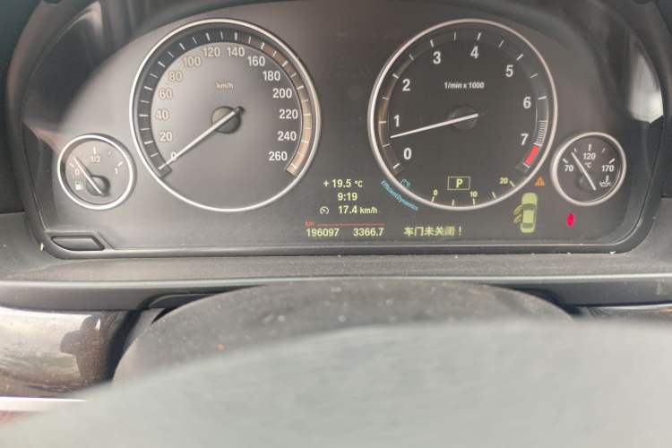 Used BMW 5 Series 2013 530Li Leading Model Odometer Close Up