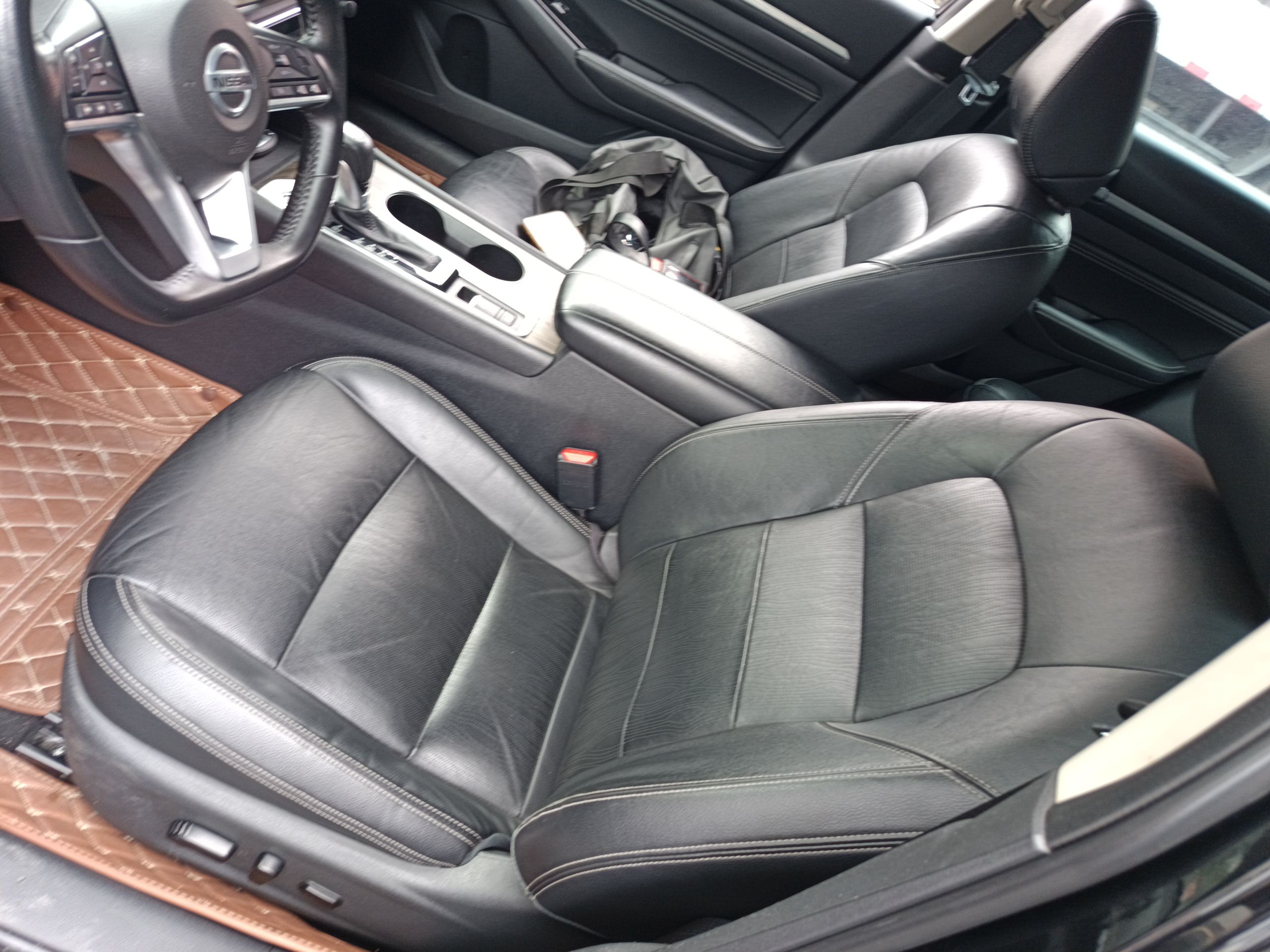 المقاعد الأمامية داخل السيارة