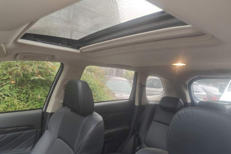 Used Mitsubishi Outlander 2019 2.0L Two-Wheel Drive Comfort Edition 5 Seats China VI Standard