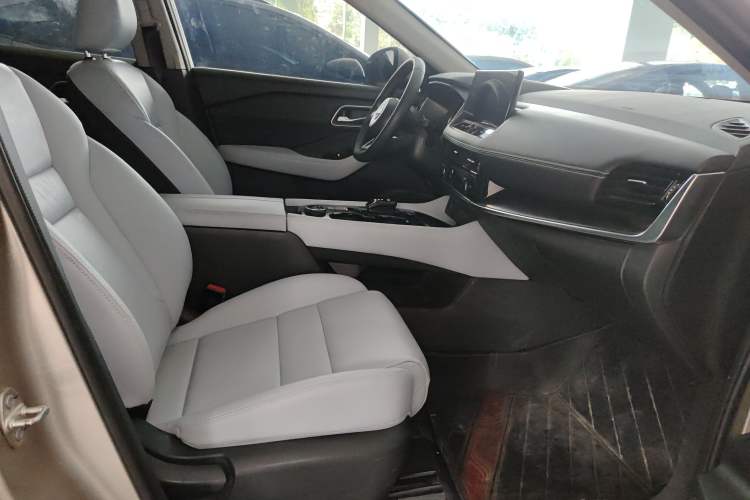 Used Nissan X-Trail 2023 e-POWER Ultra-Hybrid Dual-Motor All-Wheel-Drive Luxury Edition Right Front Seat