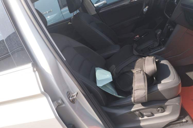 Used Volkswagen Tiguan L 2021 330TSI Automatic Two-Wheel Drive R-Line Enhanced Edition Right Front Seat