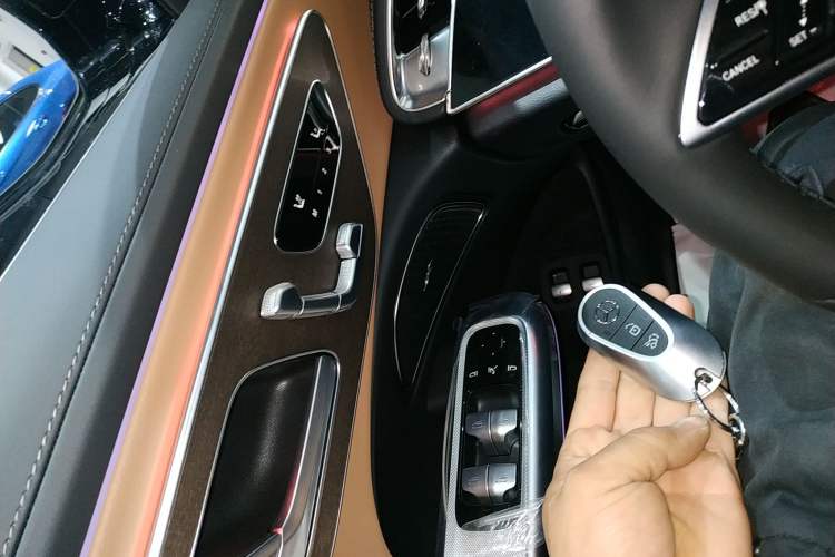 Used Mercedes-Benz E-Class New Energy 2024 E 350 e L Plug-in Hybrid Sedan
