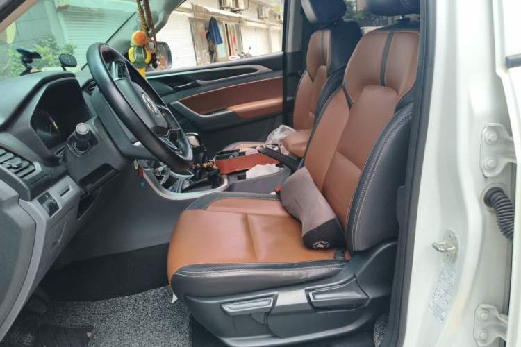 Used SAIC MAXUS T70 2019 2.0T Diesel Manual Two-Wheel Drive Comfort Version with Long Body and High Ground Clearance

