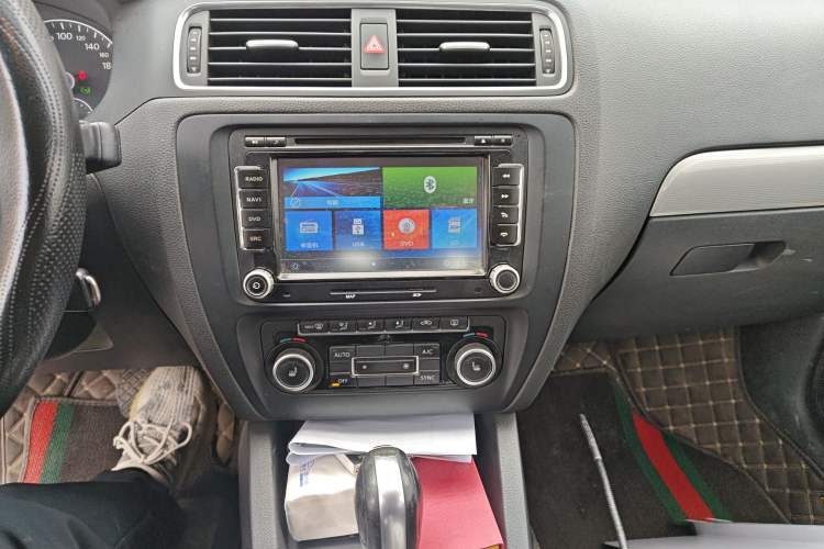 Used Volkswagen Sagitar 2014 Revised Version 1.4TSI Automatic Luxury Edition Audio And AC Panel