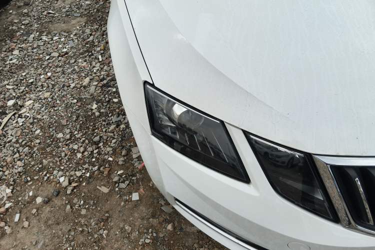 Used Skoda Octavia 2018 1.6L Automatic Luxury Edition Right Front Headlight