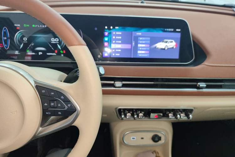 Used ORA Good Cat 2023 401 km Standard Range Luxury Version Lithium Iron Phosphate Audio And AC Panel