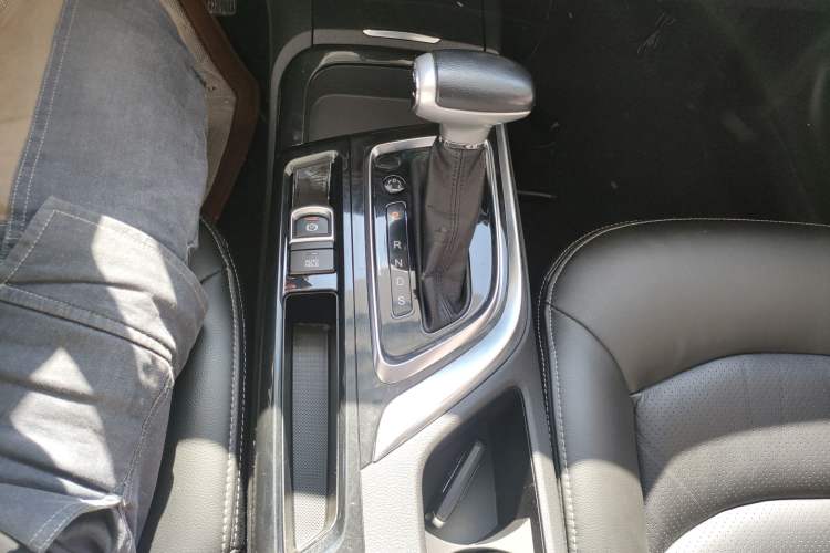 Used GAC Trumpchi GA6 2016 235T DCT Elite Edition Gear Lever