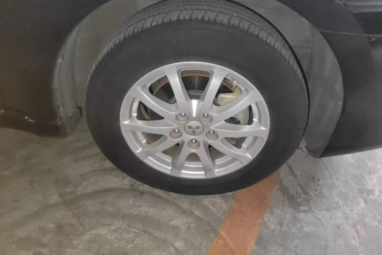 Used Mitsubishi Galant 2012 2.4L Deluxe Upgrade Edition Right Front Wheel Hub