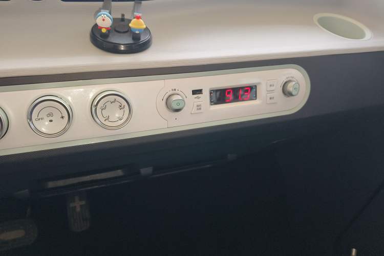 Used Wuling Hongguang MINIEV 2022 Macaron Premium Model – Lithium Iron Phosphate Audio And AC Panel