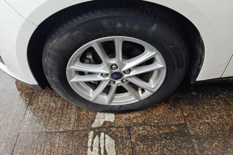 Used Ford Focus 2018 Hatchback Classic 1.6L Automatic Trendy SmartDrive Edition
