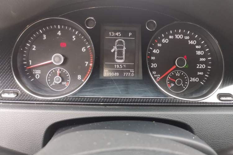 Used Volkswagen Magotan 2012 1.8TSI Luxury Model Odometer Close Up