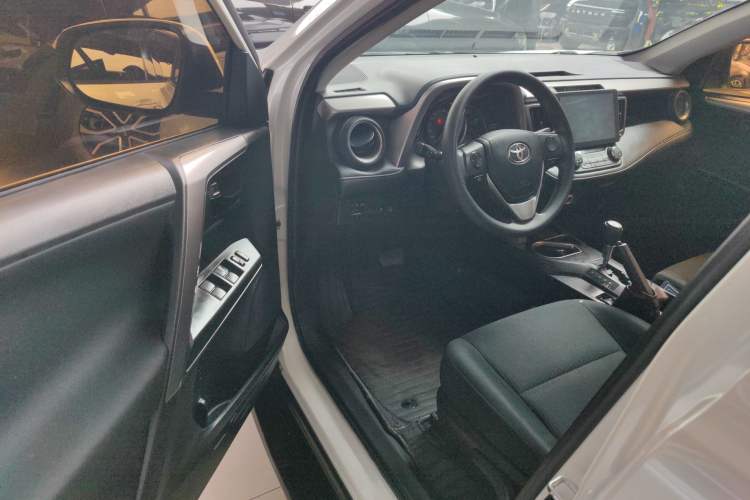 Used Toyota RAV4 2016 2.0L CVT Two-Wheel Drive Fashion Edition China V Standard