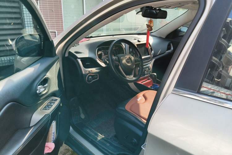 Used Jeep Cherokee 2016 2.4L Leading Smart Version
