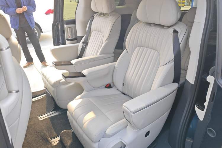Used VOYAH Dream 2025 PHEV Four-Wheel-Drive Flagship Kunpeng Edition Left Rear Seat