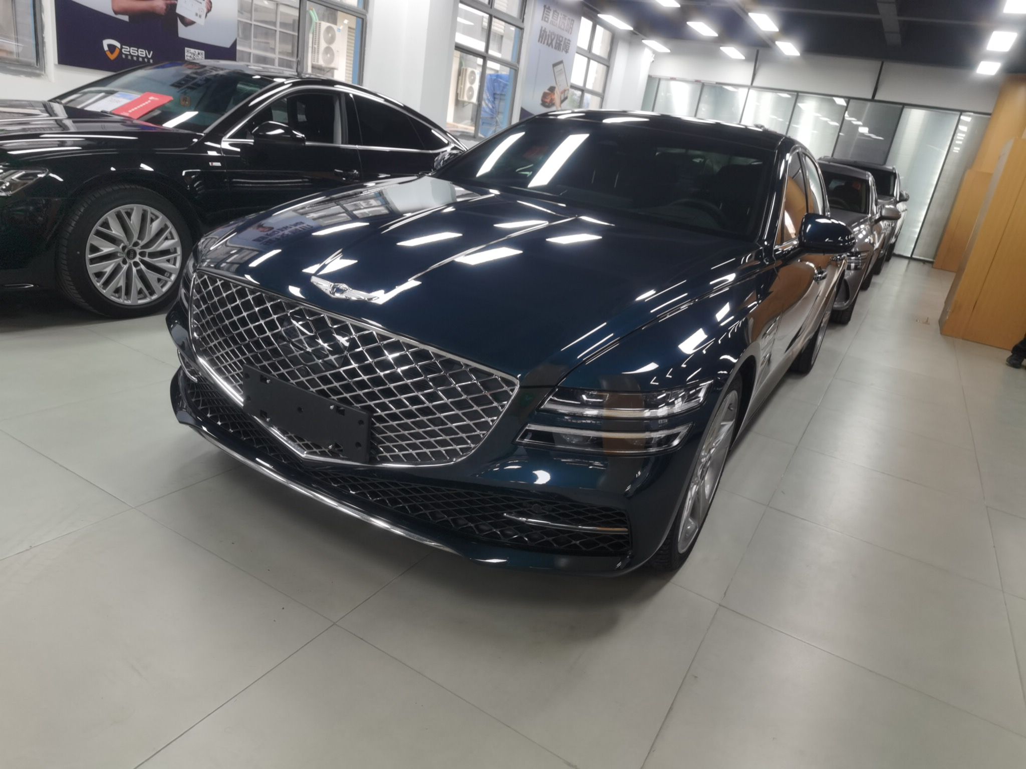 تحت مقدمة السيارة