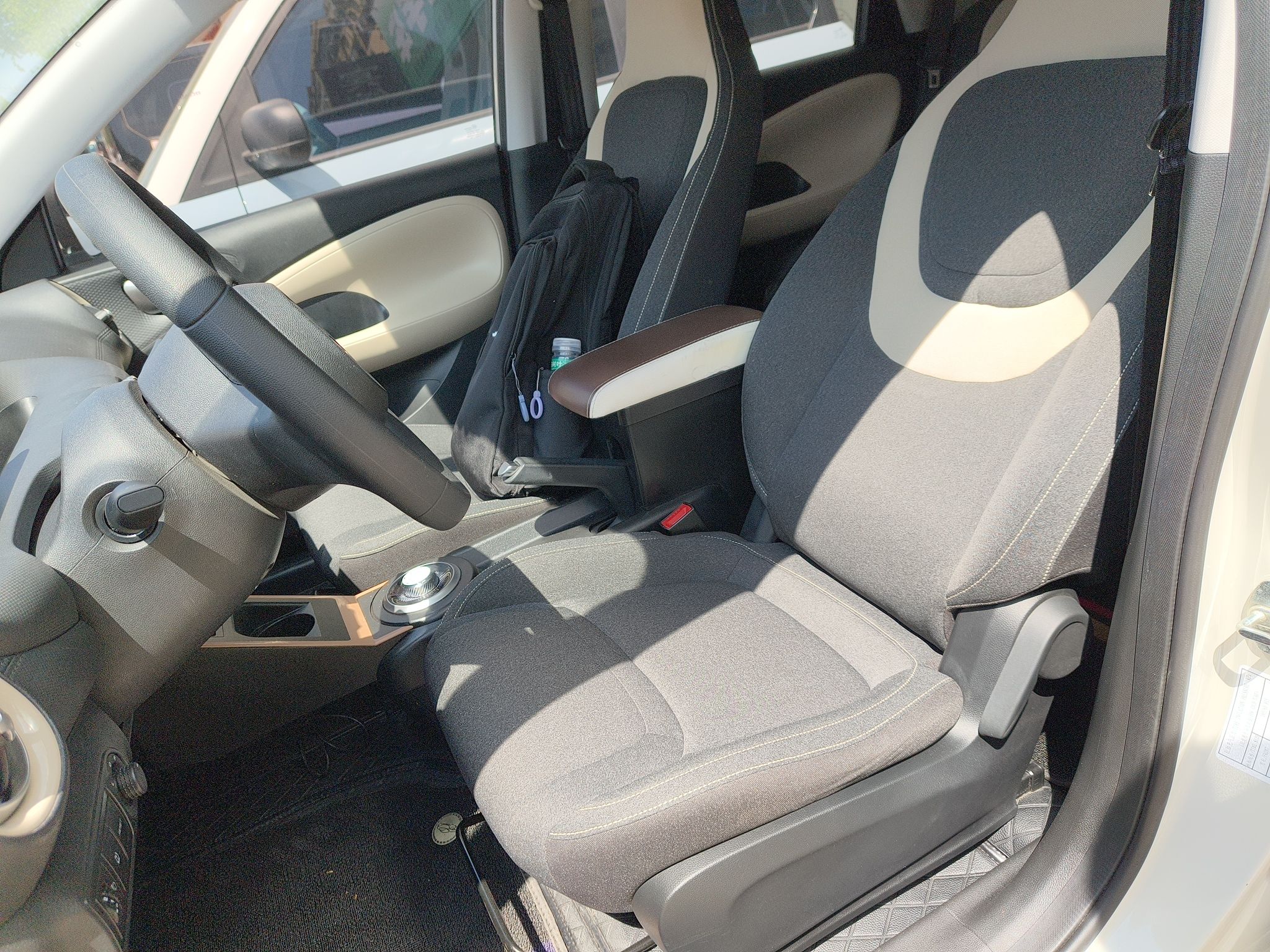 Переднее сиденье в автомобиле