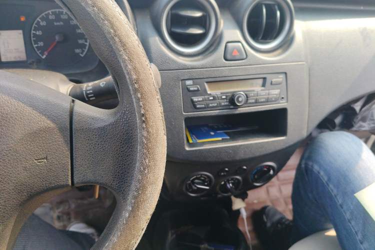 Used Venucia R30 2014 1.2L Manual Enjoyment Edition Audio And AC Panel