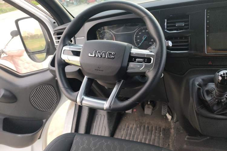 Used JMC Fushun 2023 2.0T Manual Mid-Drive Mid-Roof Commercial Multi-Purpose 7-Seater Passenger Vehicle