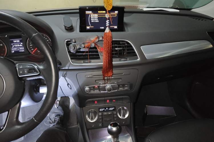 Used Audi Q3 2015 35 TFSI Comfort Model Gear Lever