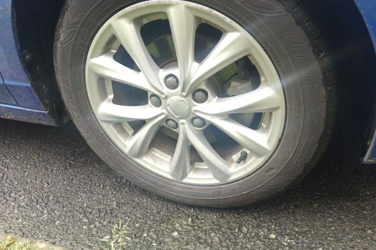 Used Roewe i5 2019 1.5L Automatic 4G Connected Langyue Edition Right Front Wheel Hub