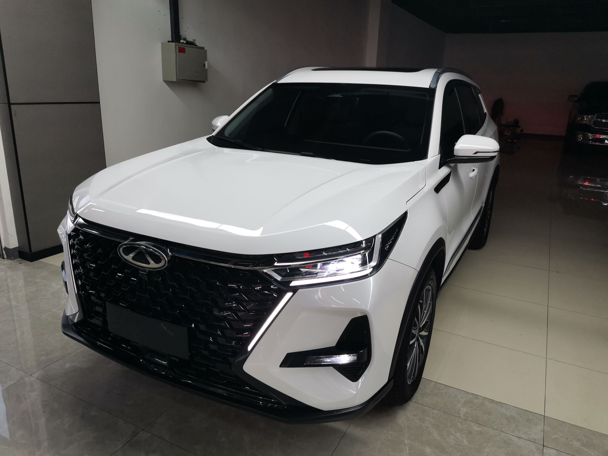 تحت مقدمة السيارة