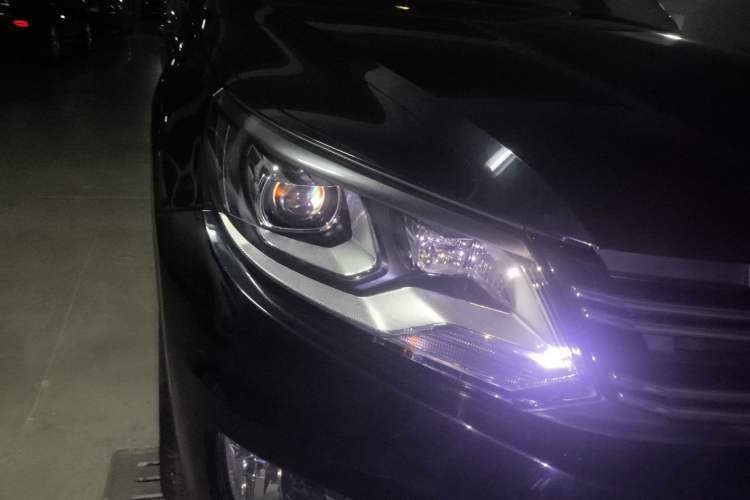 Used Volkswagen Tiguan 2015 1.8TSI Automatic All-Wheel Drive Comfort Edition Right Front Headlight