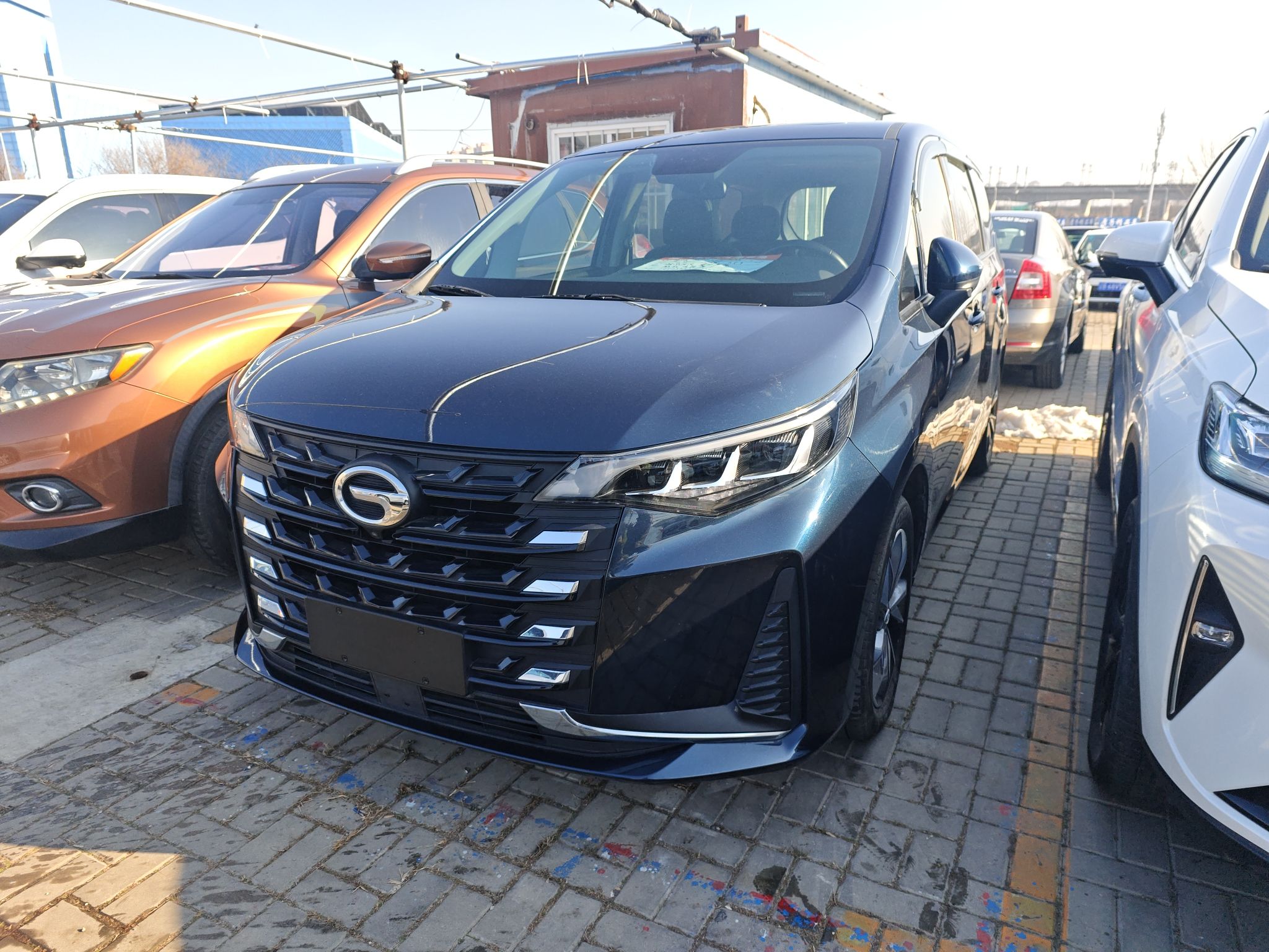 Под передней частью автомобиля