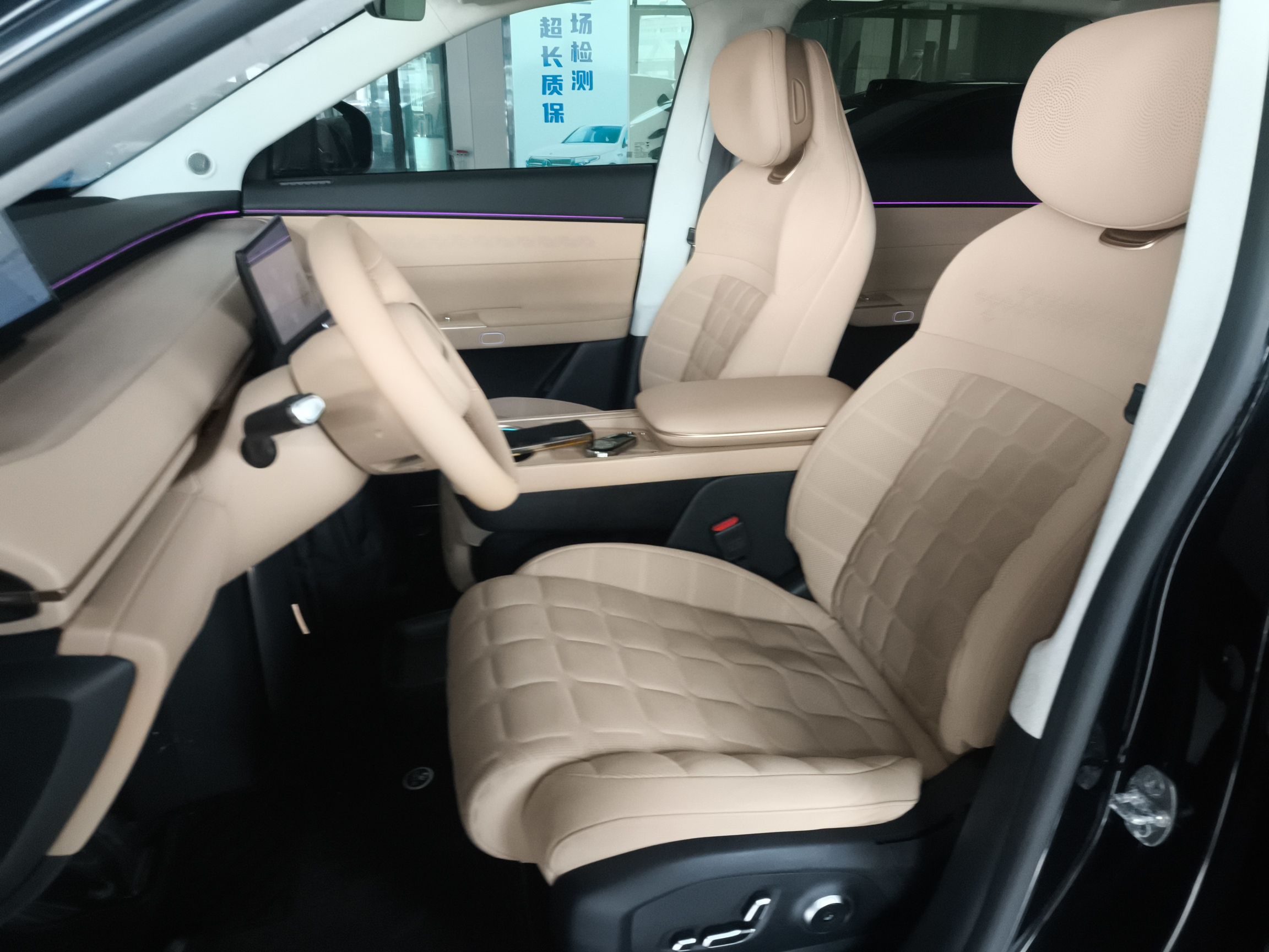 المقاعد الأمامية داخل السيارة