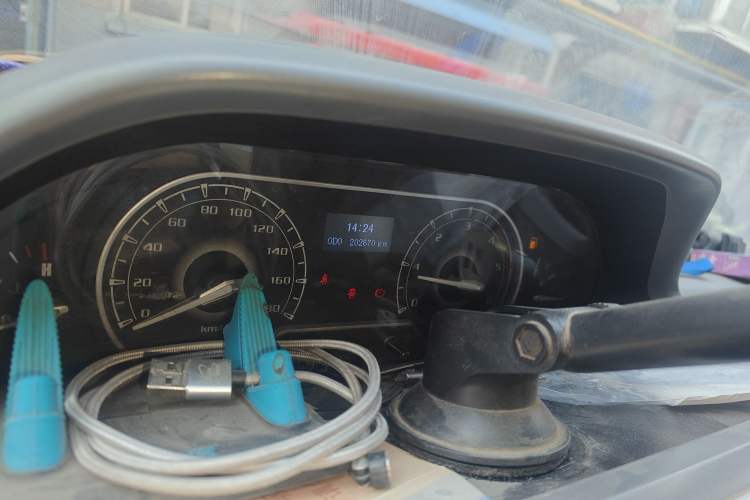 Used SAIC MAXUS Xintu V80 2019 2.5T Classic Model 6-Speed Manual Aotong Long Wheelbase Mid-Height 7-Seater