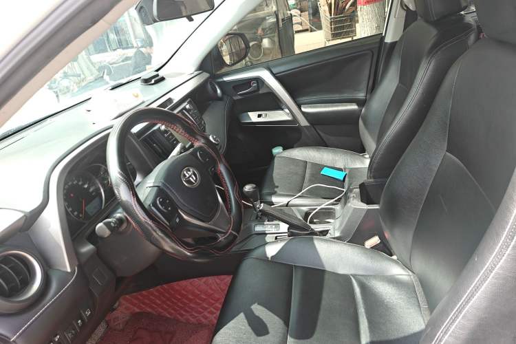 Used Toyota RAV4 2019 2.0L CVT Two-Wheel Drive Luxury Version China VI Standard