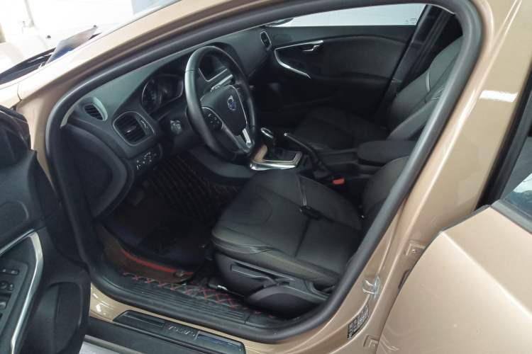 Used Volvo V40 2014 Cross Country 2.0T Zhiyi Edition Left Front Seat