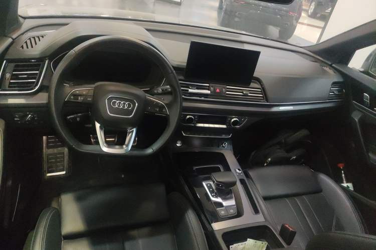 Used Audi Q5L 2025 quattro 45th Anniversary Edition 45 TFSI Luxury Dynamic Model Center Console