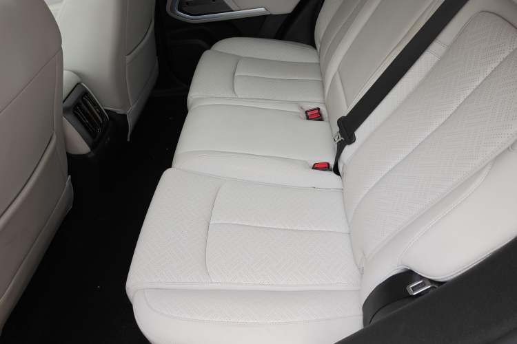 Used Formula Leopard Titanium 3 2025 501KM All-Wheel Drive Intelligent Driving Ultra Version Left Rear Seat