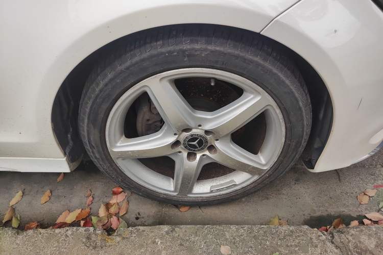 Used Mercedes-Benz CLS 2016 CLS 260 Elegant Edition Right Front Wheel Hub