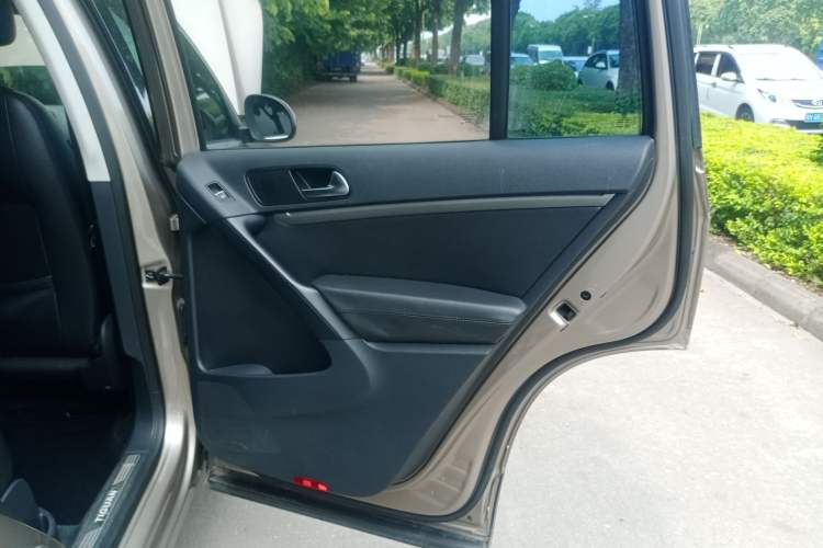 Used Volkswagen Tiguan L 2015 1.8TSI Automatic All-Wheel-Drive Luxury Model
