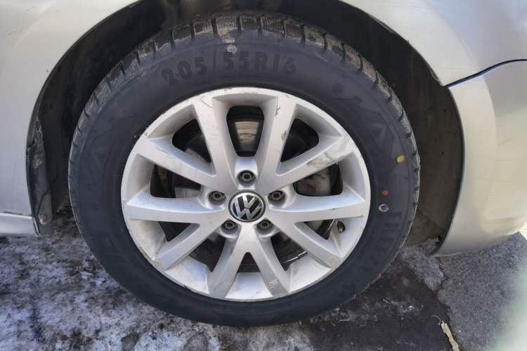 Used Volkswagen Sagitar 2012 1.4TSI Automatic Luxury Edition Right Front Wheel Hub