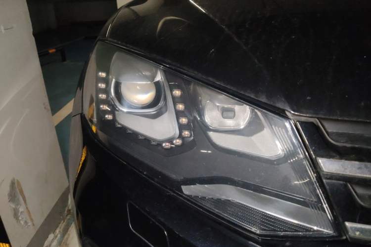 Used Volkswagen Touareg 2011 3.0 TSI Comfort Version Right Front Headlight