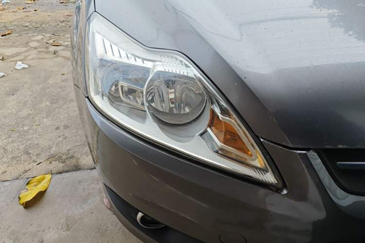 Used Ford Focus 2013 Sedan Classic 1.8L Manual Base Model Right Front Headlight