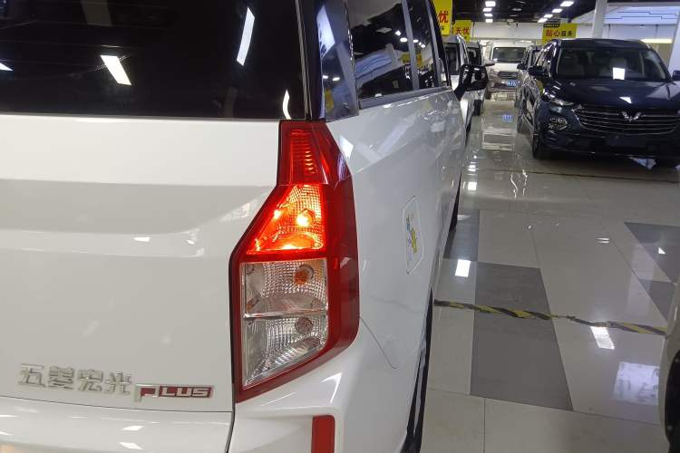 Used Wuling Hongguang PLUS 2020 1.5T Manual Commercial Vehicle 7 Seats Exterior 6