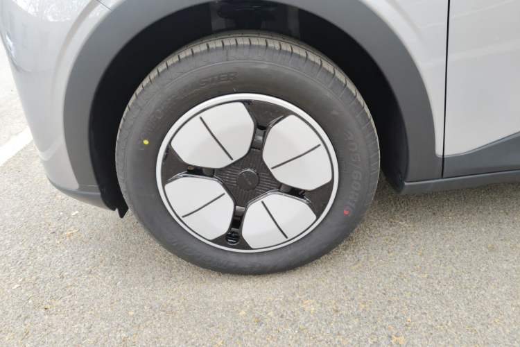 Used Geely Galaxy Geome 2026 Model 310km Youth Edition Left Front Wheel Hub