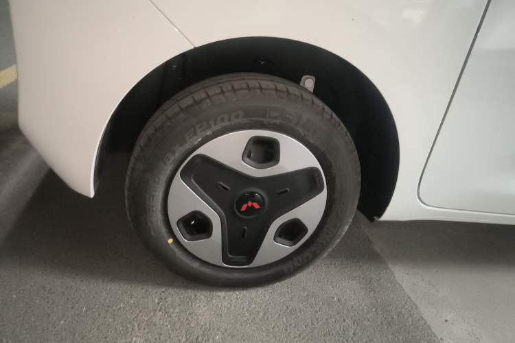 Used Wuling Zhiguang New Energy 2025 Model 305km Ambitious Edition Right Rear Wheel Hub