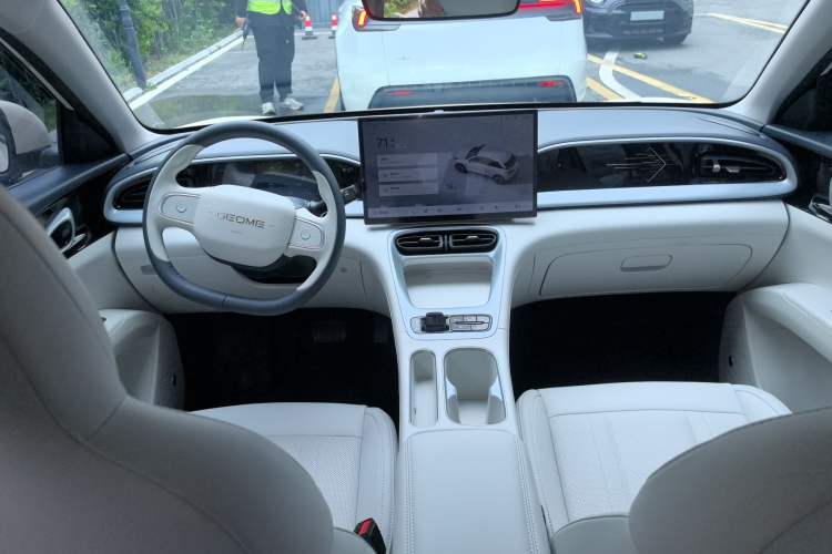 Used Geely Galaxy Geome 2025 UP 410km Exploration Edition Center Console