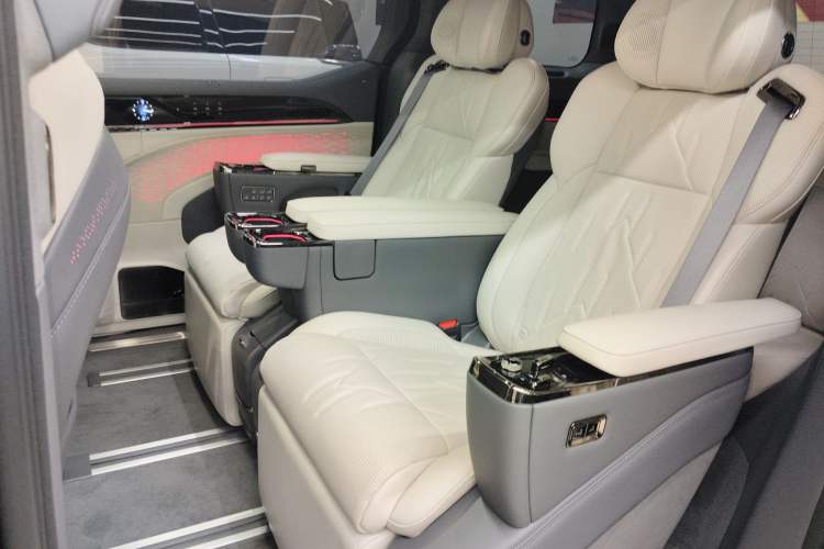 Used Zeekr 009 2024 Six-Seat Executive Version 4WD 108 kWh Left Rear Seat