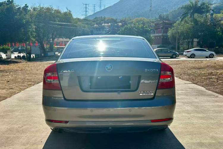 Used Skoda Octavia 2015 Classic Model 1.6L Automatic Elegance Edition
