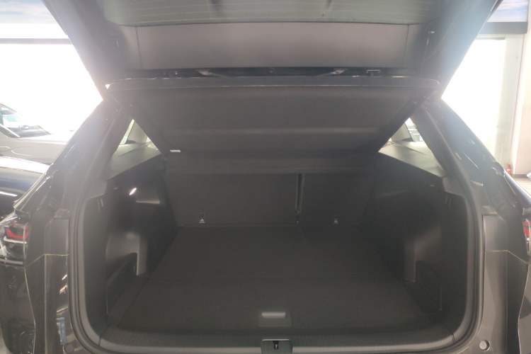 Used Volkswagen Tavendor 2024 380TSI All-Wheel-Drive R-Line Cruise Premium Edition Trunk