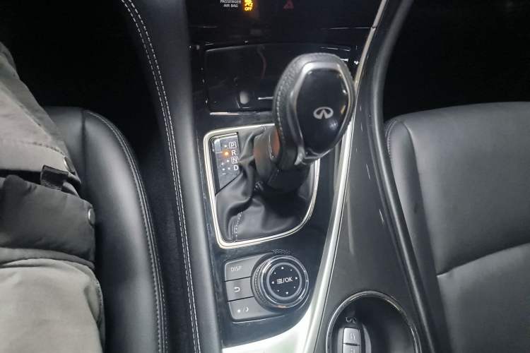 Used Infiniti Q50L 2018 2.0T Comfort Edition China VI Standard Gear Lever